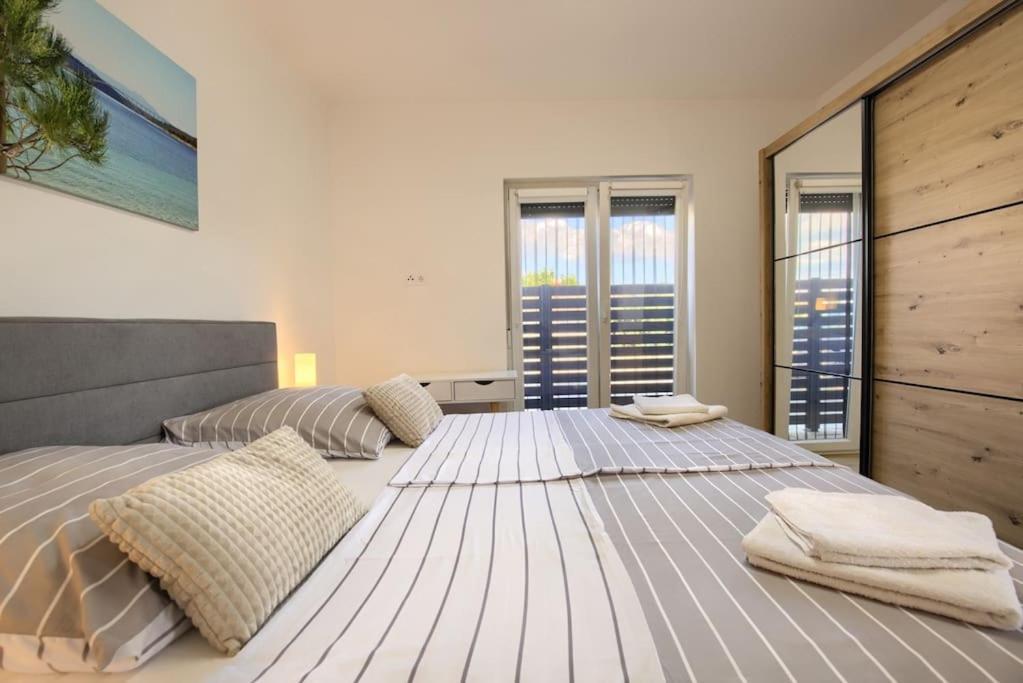 Apartment Sunrise Fuer 6 Personen In Pula-Stinjan Экстерьер фото
